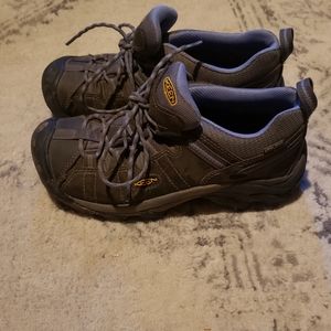 Hiking shoe